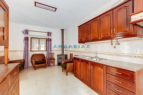 image-80m2hQtmEYY-0