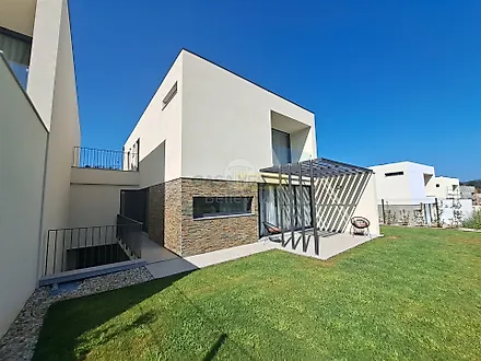 image-AMwOKOn801v-0