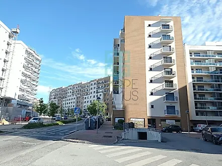 image-7RXKnGsiHU0-0