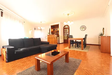 image-1QR5fmwojni-0