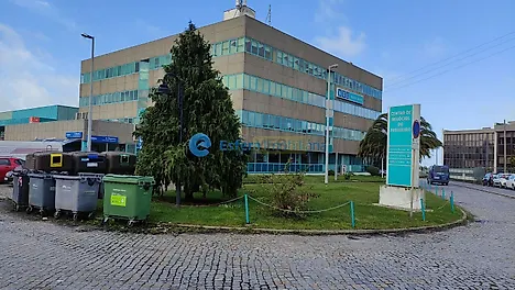 image-7UmevytqiUC-0