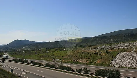 image-5LSm6E286ta-0