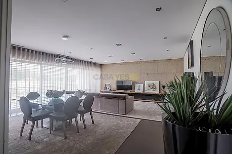 image-984W6KJ2UmV-0