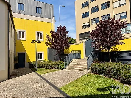 image-F6ik8iQceoF-0