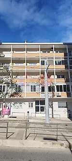 image-24BrQuOboUm-0