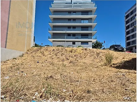 Land for sale in Amadora, Portugal — €930,000