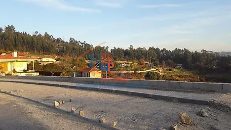 image-9DxUzorFV9x-0
