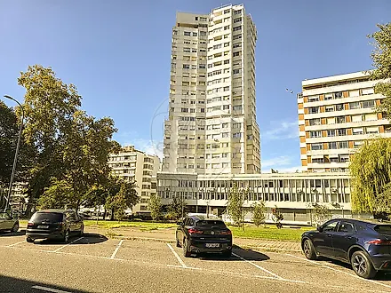 image-HZ1XU6sJ25L-0