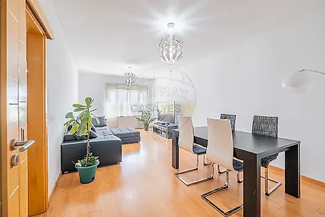 image-ApjsrzpMI92-0