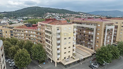 image-LvKhKVSCG3x-0