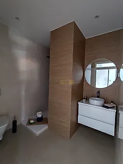 image-I84b9uRiIQ9-0