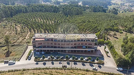 image-CMf6uH4hhdv-0