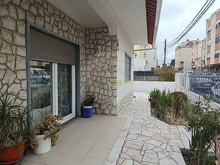image-53J8fMGnkPo-0