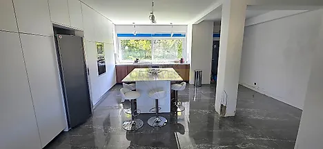 image-8ydZ4NIlojX-0