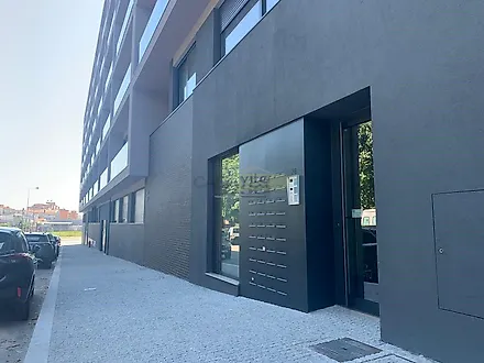 image-VXloQuxeaM-0