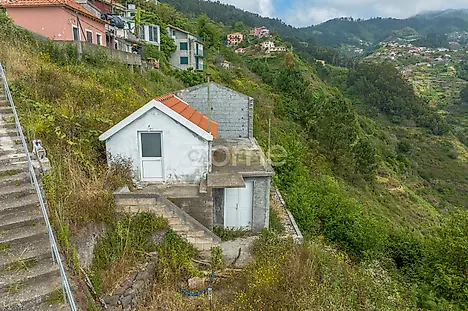 Land for sale in Câmara de Lobos, Portugal — €90,000