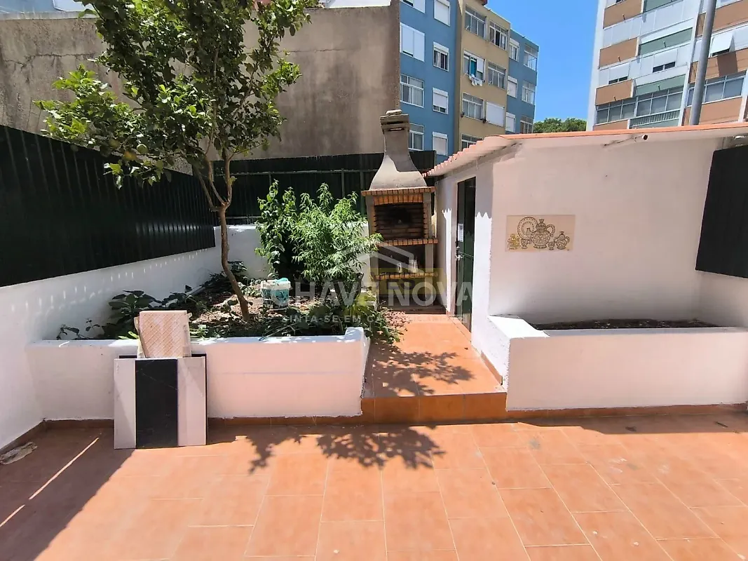 Apartamento T0 em Mina de Água, €289.000