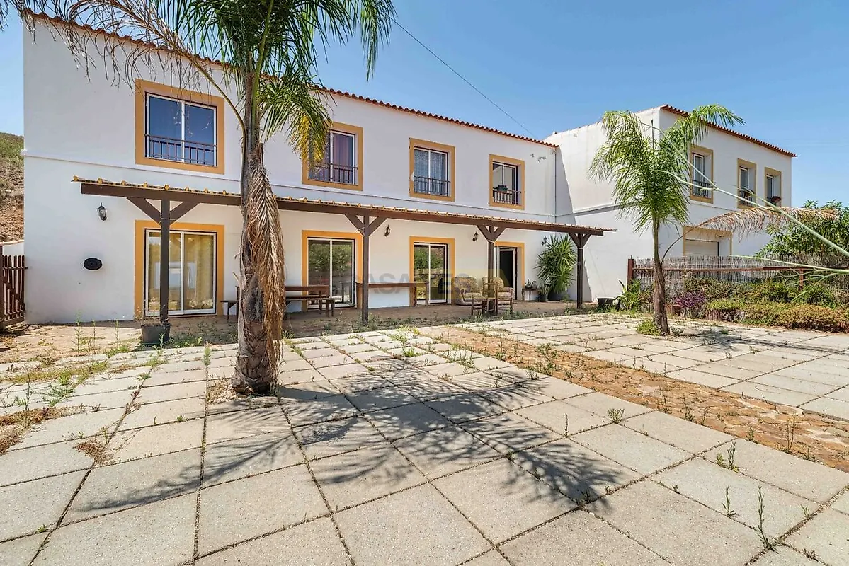 Moradia T6+ à venda em Mexilhoeira Grande, €810.000