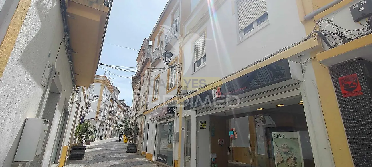 Apartamento T6+ em Sé e São Lourenço, €160.000